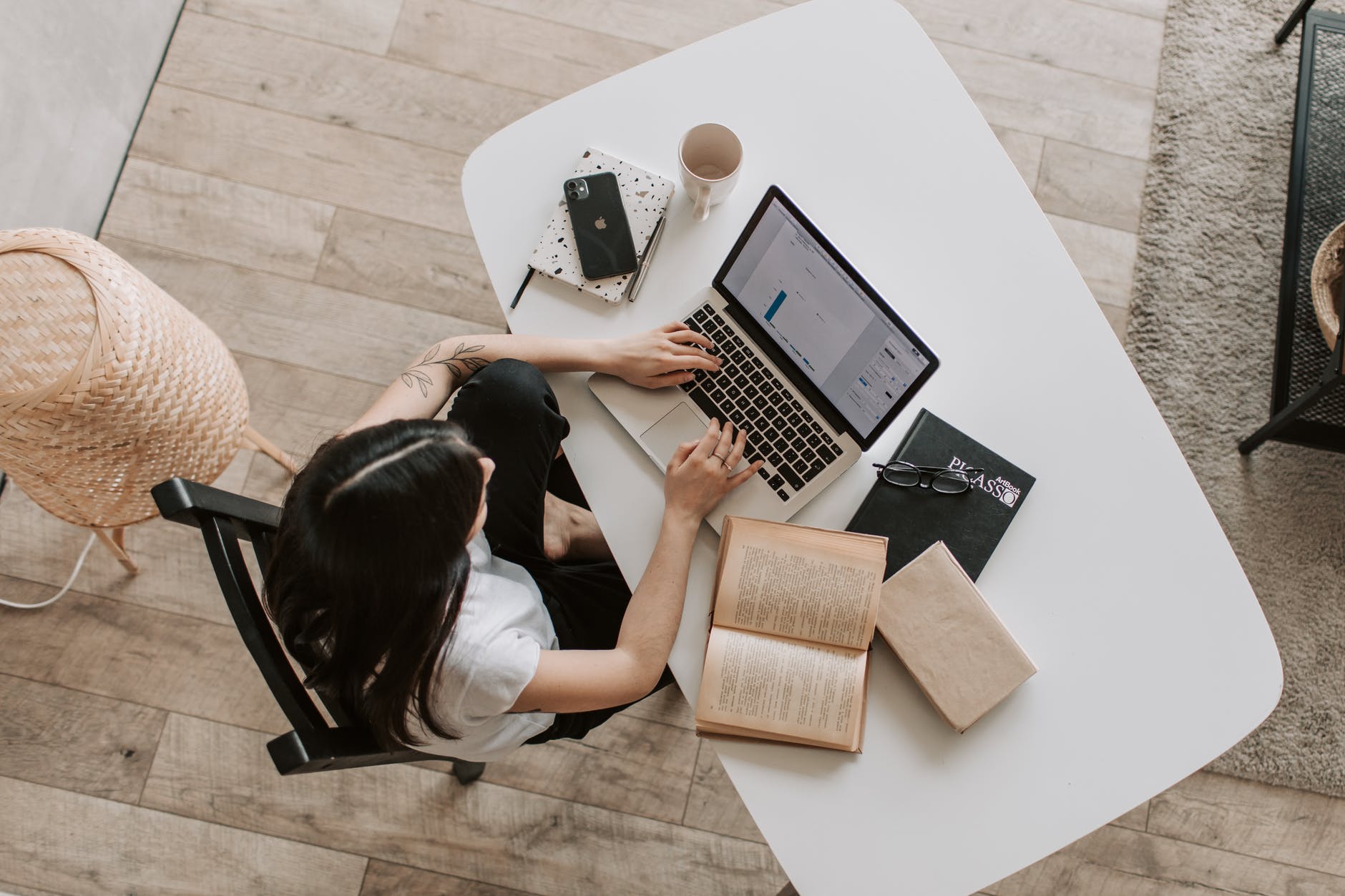 Vrouw aan bureau met laptop