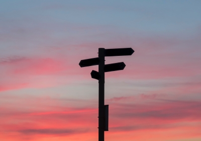 Bewegwijzeringspaal, gekleurde lucht zonsondergang